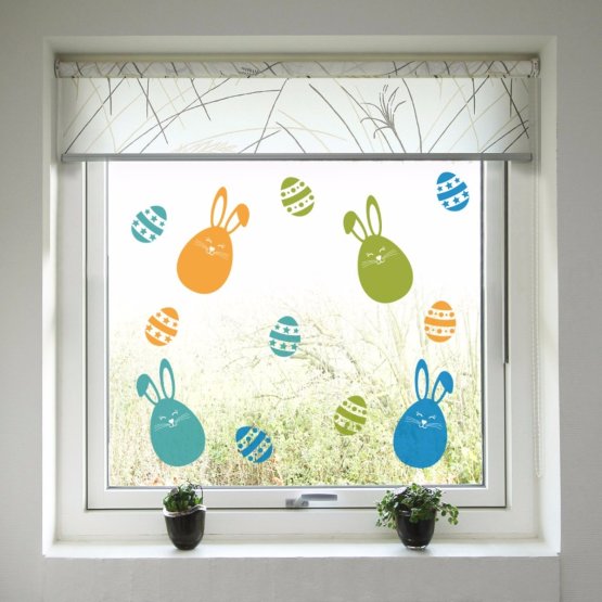 Veľkonočná dekorácia na okno - farební zajačikovia a kraslice