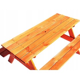 Záhradný drevený stôl s lavičkami